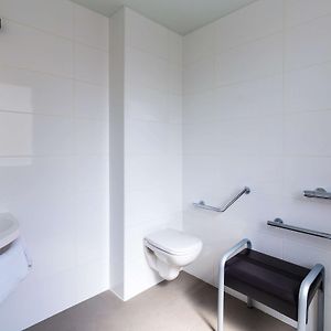 Zimmer mit Queensize-Bett für Gäste mit Behinderungen